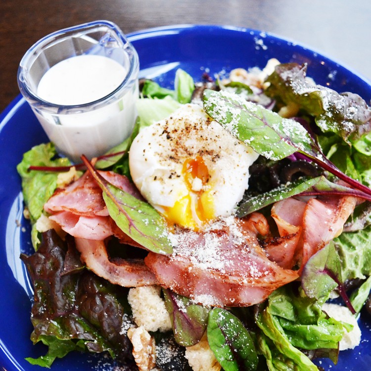 ベーコンエッグシーザーサラダ